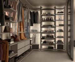 Dressing Linéaire Vertical avec Porte Coulissante en Verre | Design minimaliste - 2