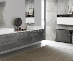 Salle de Bain Design Italien avec Meuble Laqué Metal, Vasque Céramique et Plan en Verre Brillant - 2