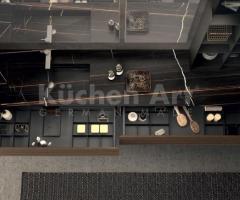 Salle de Bains chic : Colonnes en Verre Fumé, Portes en Aluminium Noir et Vasque en Grès Noir - 5