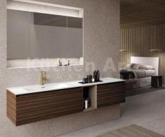 Salle de Bains Minimaliste avec Meubles Suspendus et Vasque Intégrée en Grès Calacatta - 9