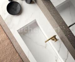 Salle de Bains Minimaliste avec Meubles Suspendus et Vasque Intégrée en Grès Calacatta - 10
