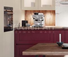 Cuisine Rouge Bordeaux & Crème avec un Plan de Travail en Bois et Mur en Marbre - 3