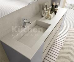Salle de Bain Élégante avec Textures Variées et élément de Mur Design - 2
