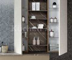 Salle de bains sur mesure marbré et fonctionnalité personnalisée - 2