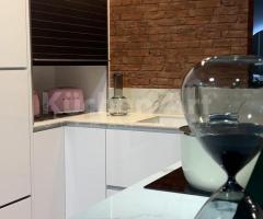 Cuisine Moderne blanche en U avec Plan de Travail Céramique Marbré | Design Épuré - 10