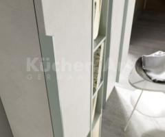 Salle de bains moderne vert pastel – Élégance douce et rangements modulables - 3